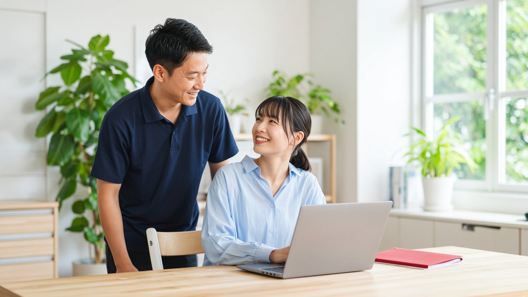 技術者が会社員にパソコンの状態を説明している様子