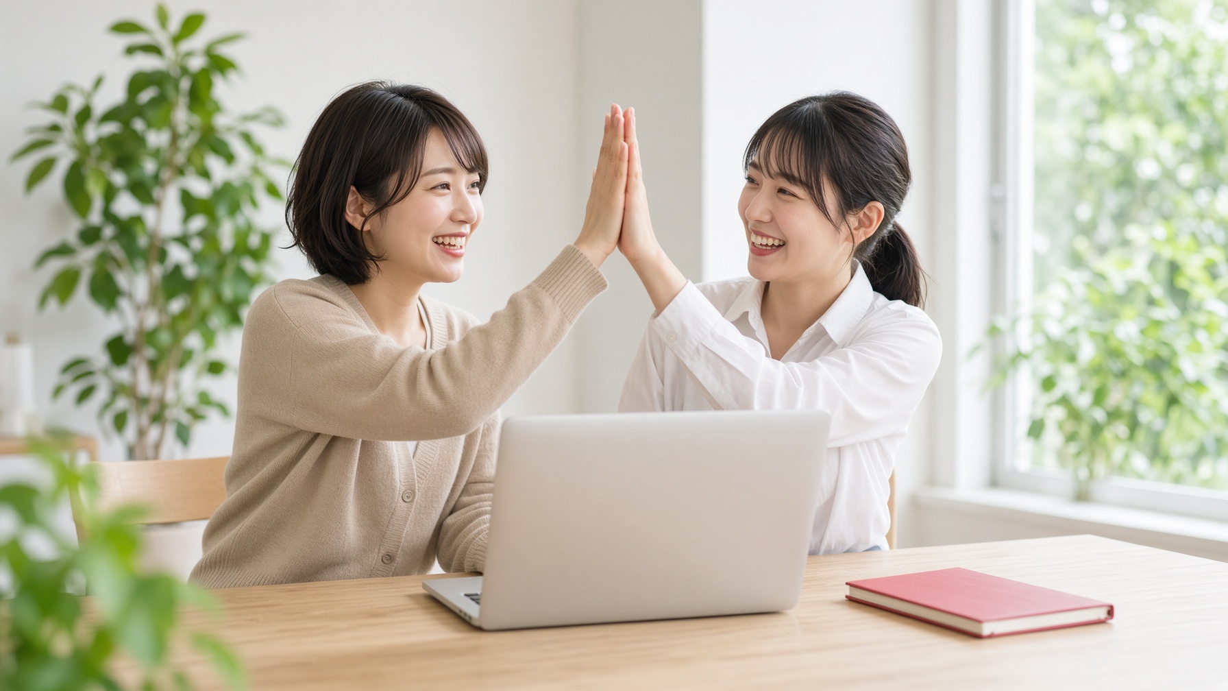 ネットがつながって、ハイタッチする会社員